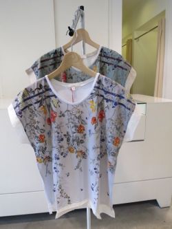 ケイハヤマの花柄の服